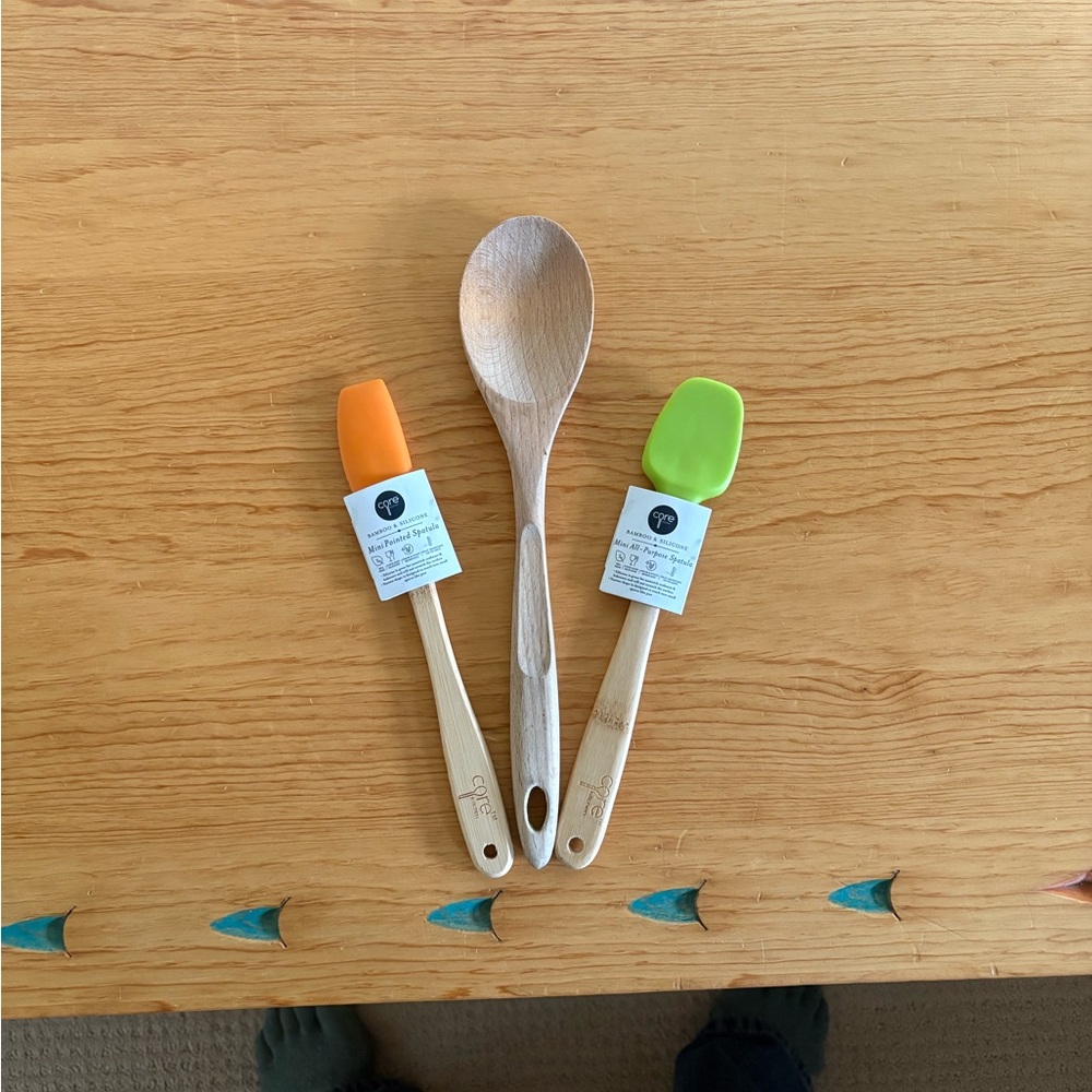Set of two mini spatulas and wooden spoon
